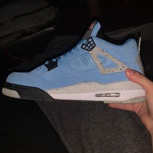 Selling my jordan 4s only worn once and there size 10 in men’s